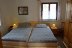 'Das groe Elternschlafzimmer mit 200x200cm groem Doppelbett.'