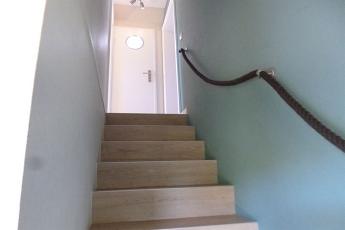 Die schmale Treppe fhrt Sie ins Obergescho zu den Schlafzimmern. Fr Gste mit Geheinschrnkungen ist diese nicht geeignet.