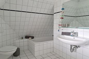Das grozgig geschnittene Badezimmer mit Dusche und Badewanne ist hell gestaltet. Hier kann man herrliche Wellness-Stunden genieen....