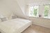 'Das gemtliche Schlafzimmer mit Doppelbett (180 x 200 cm) ldt zu schnen Trumen ein.'