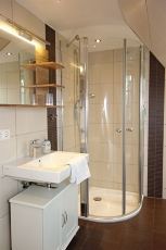 Das Badezimmer im Obergescho mit Duschkabine...